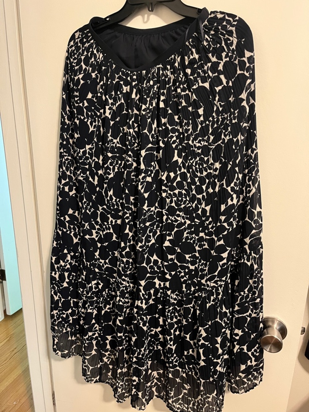 Uniqlo Dark Navy  and White Floral Pleated Women's Skirt